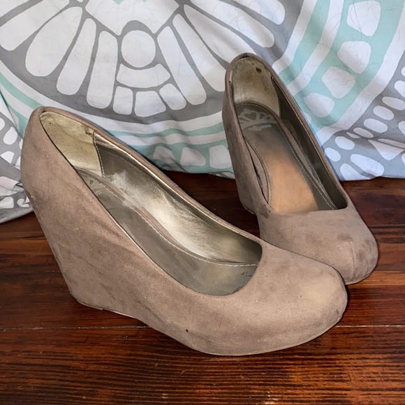 Fergalicious size 8.5 pumps - Picture 2 of 5